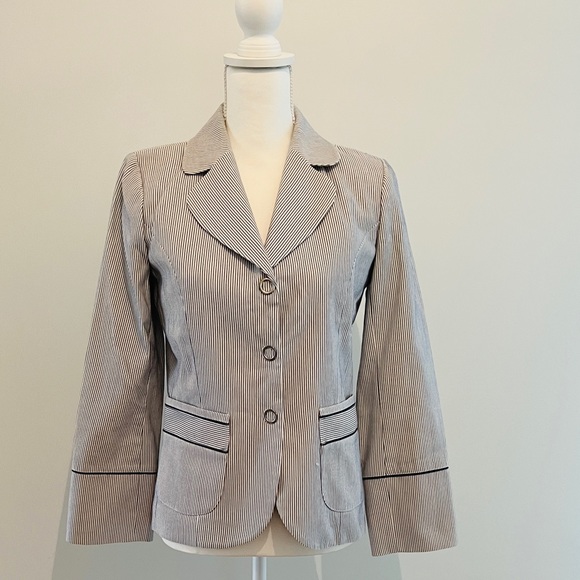 Navy and white blazer and short suite set. Piping details, silver snap buttons, - Picture 2 of 6